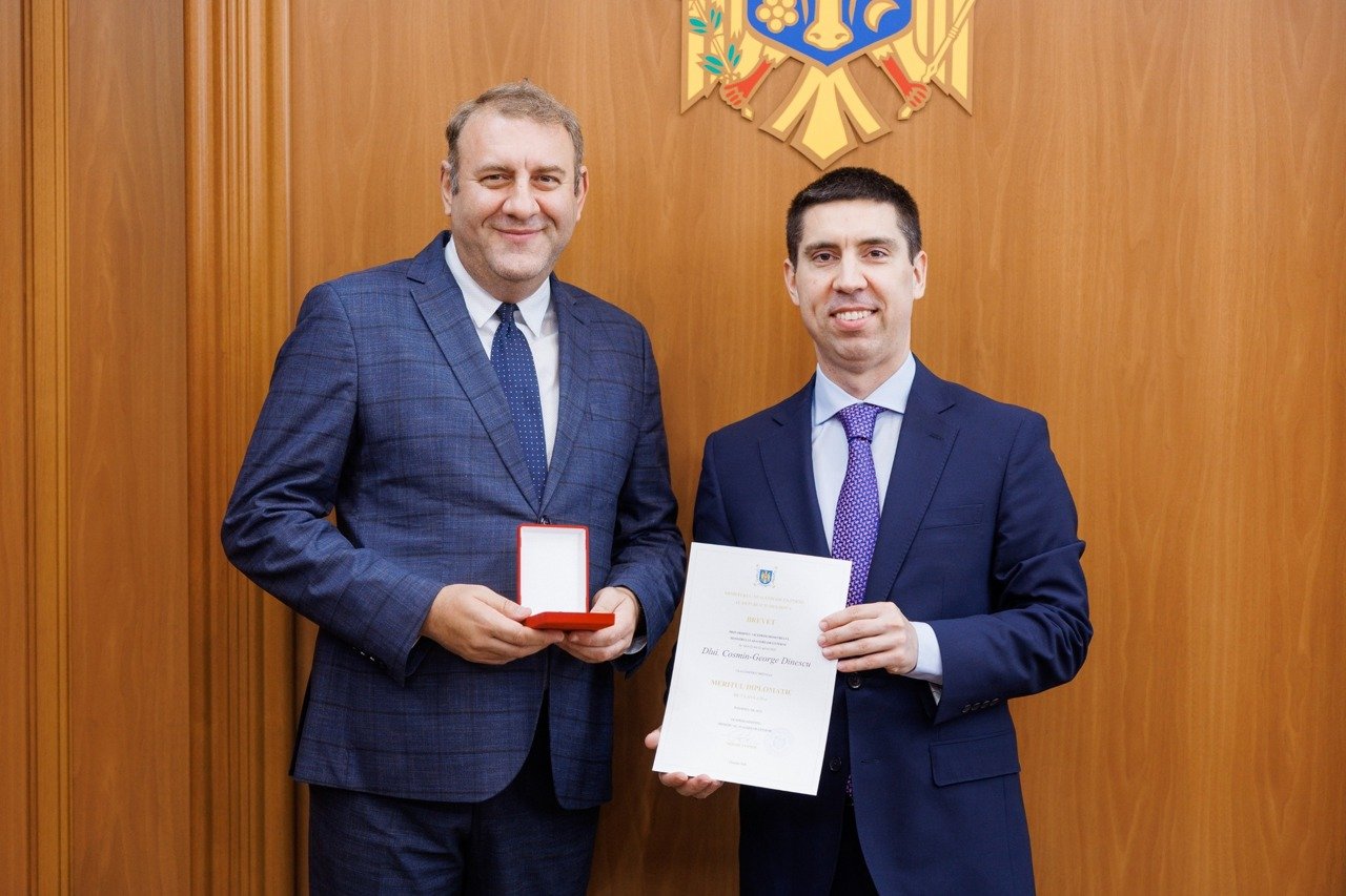 Uniunea Europeană premiază ambasadorul Cosmin Dinescu pentru sprijinul oferit Republicii Moldova