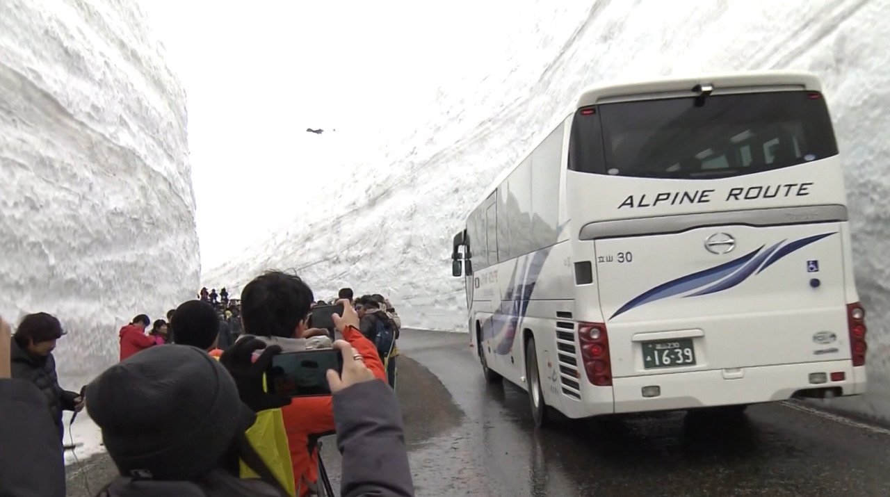 Traseul montan „Roof of Japan” redeschis cu ziduri uriașe de zăpadă