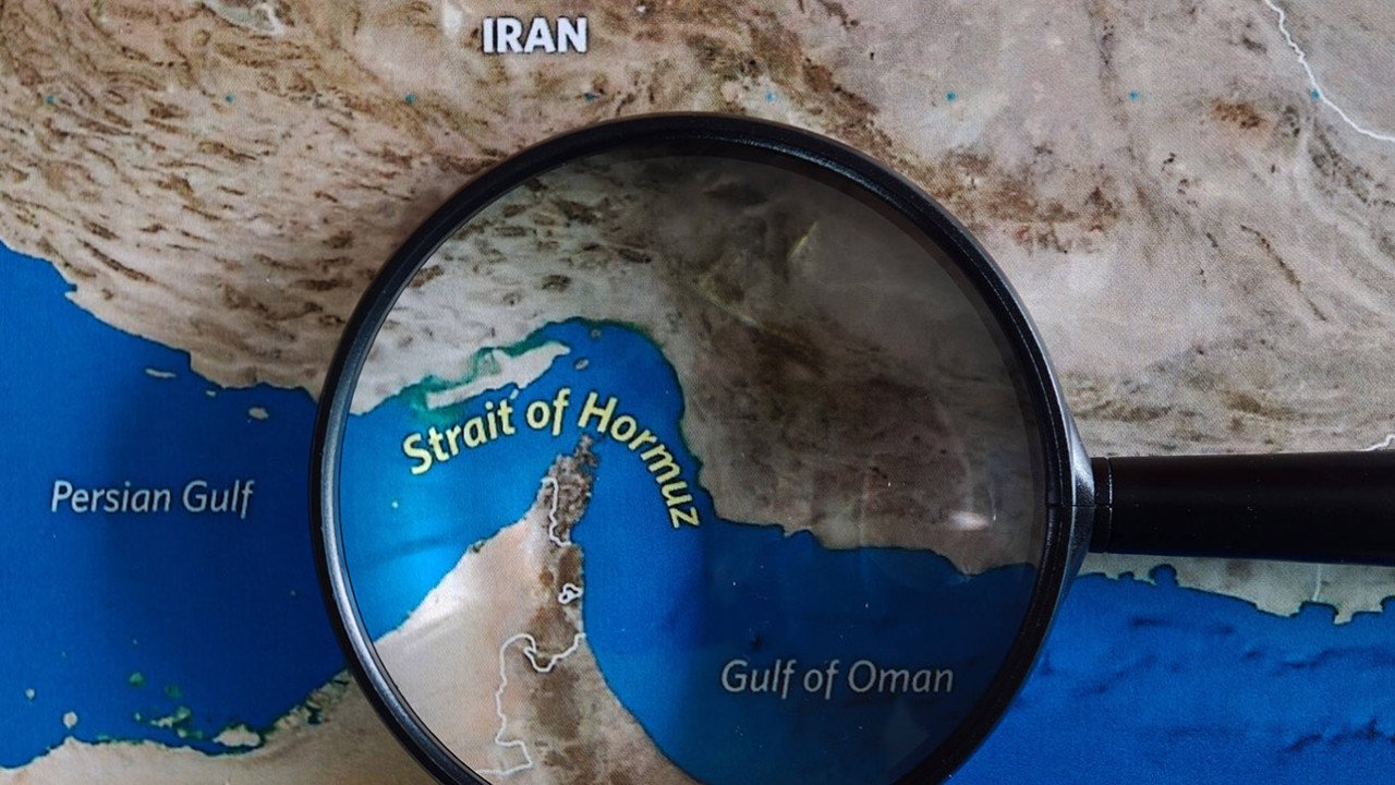 Iranul restabilește controlul strict asupra Strâmtorii Ormuz, blochează navele comerciale