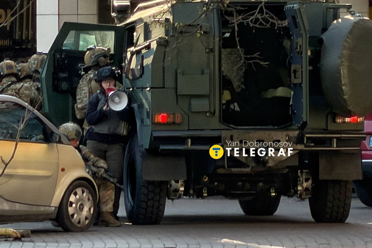 Atac armat într-un supermarket din Kiev: atacator împușcat mortal