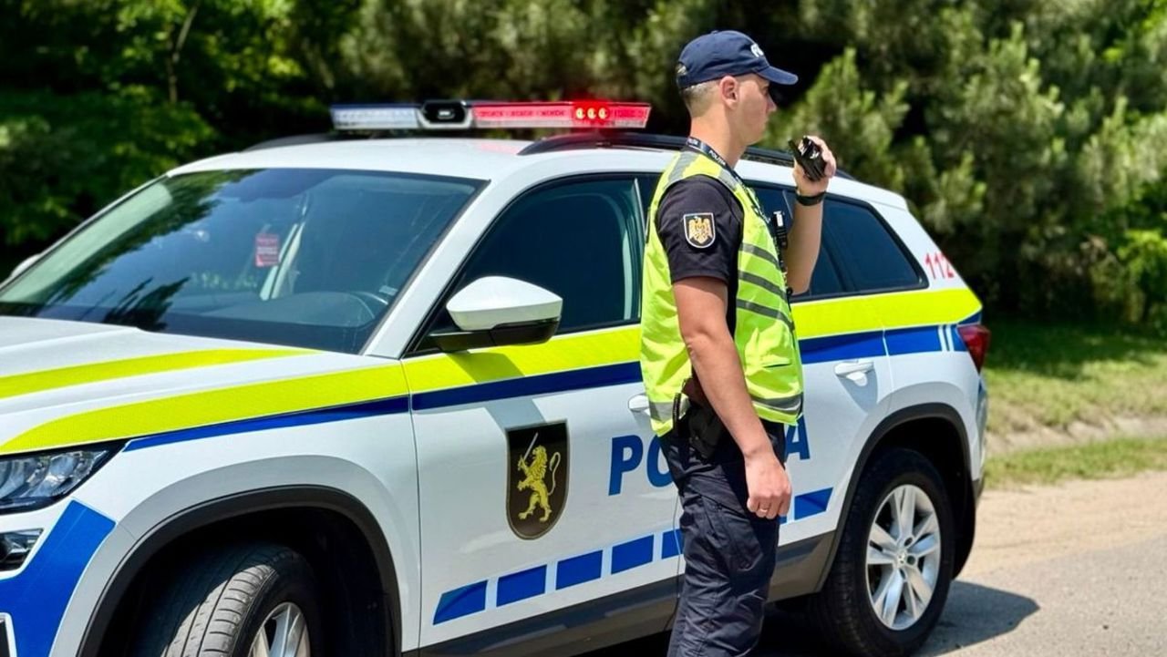 Poliția gestionează traficul aglomerat la ieșirea din Chișinău de Paștele Blajinilor