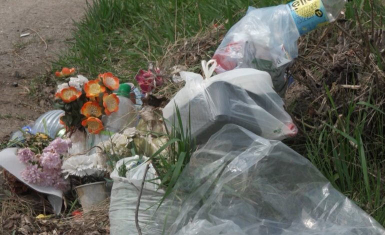 Deșeuri rămase după Paștele Blajinilor în cimitirele din Chișinău