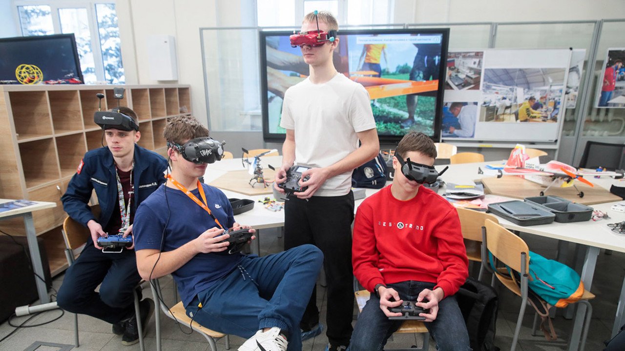 Studenți din Kemerovo, forțați să urmeze cursuri drone sub amenințarea războiului