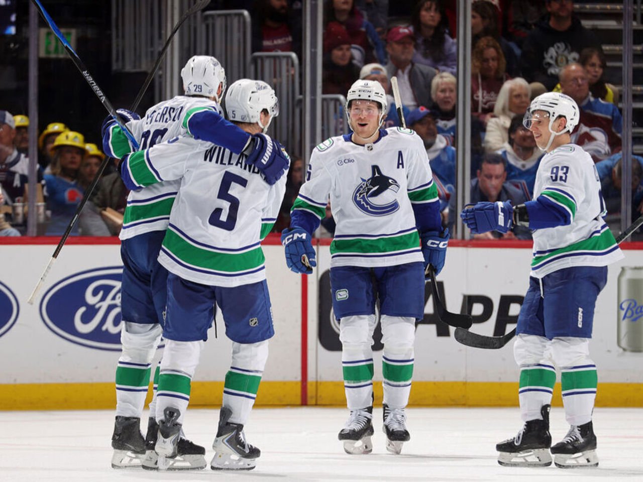 Vancouver Canucks învinge surprinzător Colorado Avalanche cu 8-6
