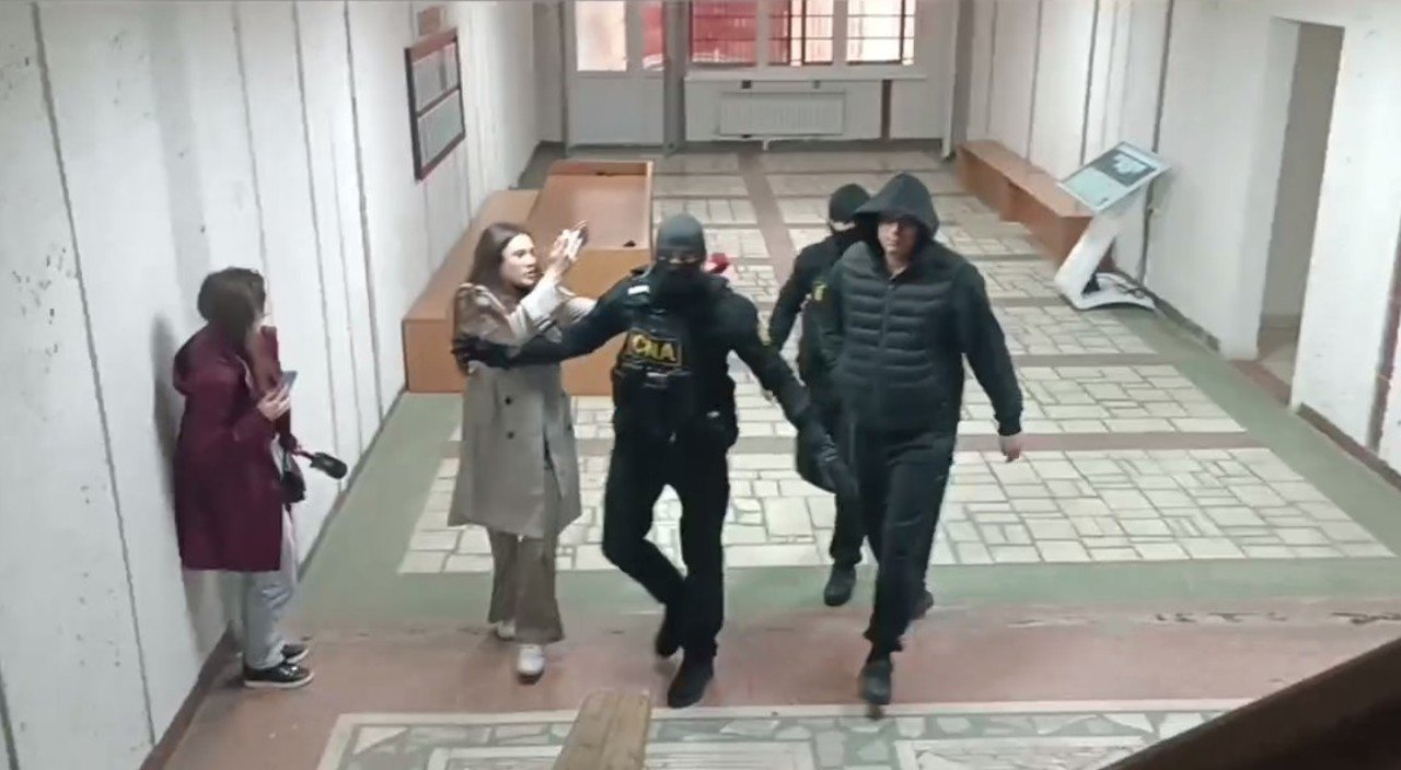 Procuror și polițist arestați pentru 30 de zile în dosar de mită de 400.000 de dolari