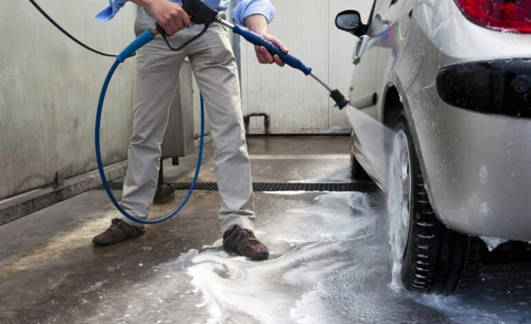 Autoritățile aplică amenzi de aproape un milion de lei spălătoriilor auto pentru nereguli grave