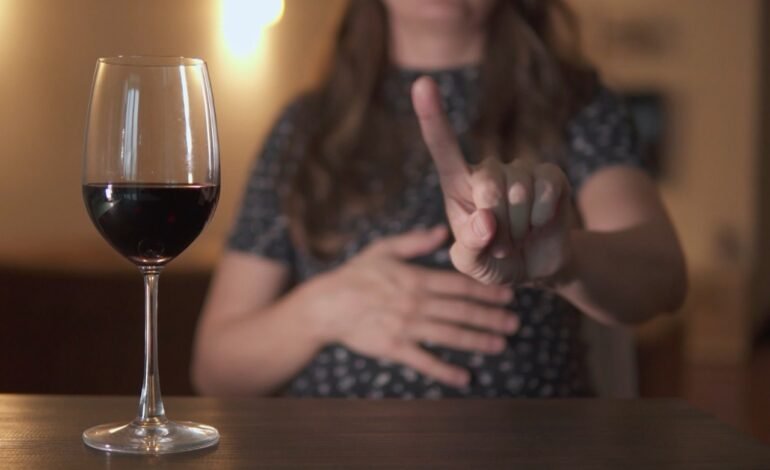 Un sfert dintre femeile însărcinate din Moldova consumă alcool, risc major pentru făt