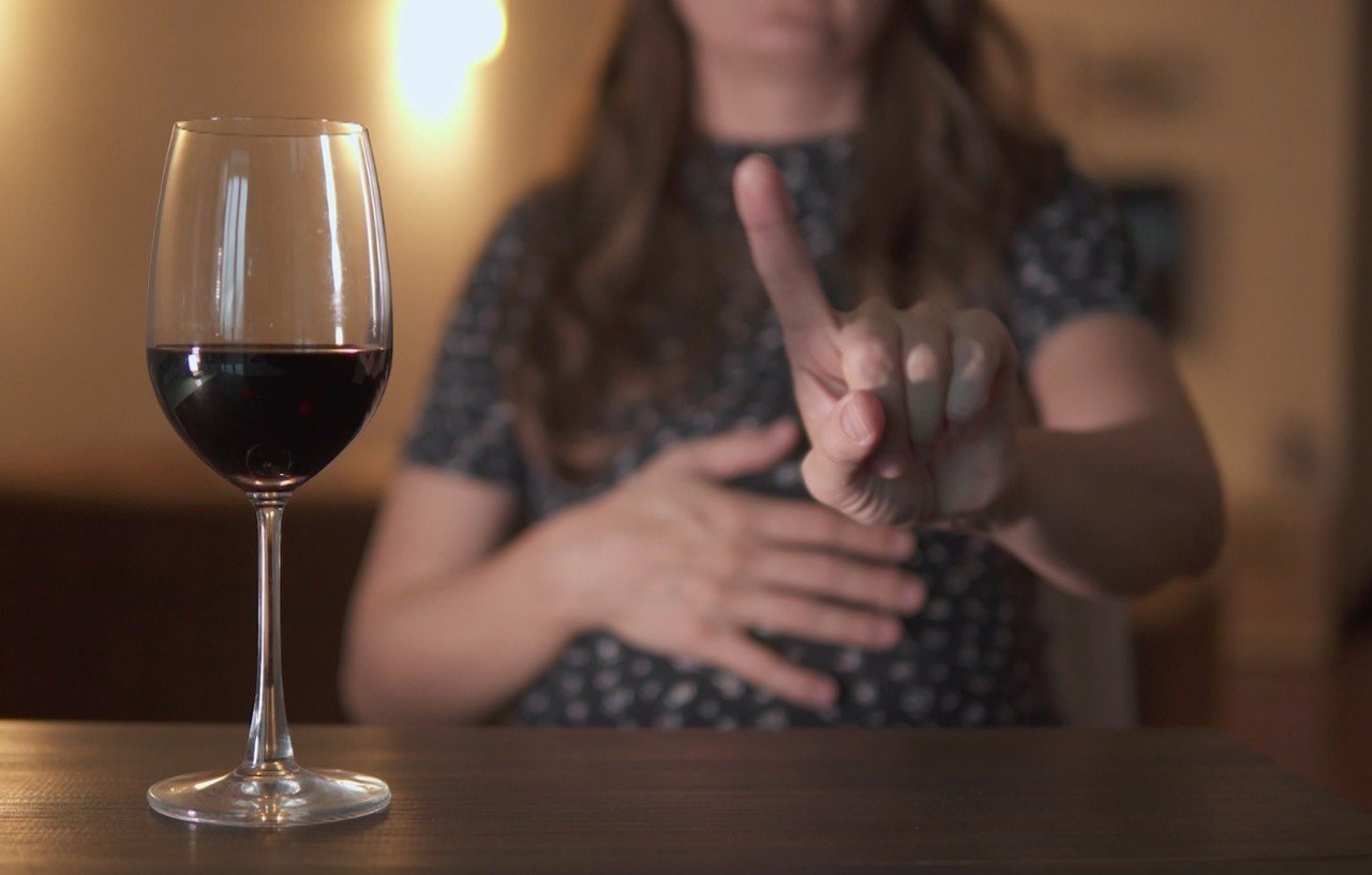 Un sfert dintre femeile însărcinate din Moldova consumă alcool, risc major pentru făt