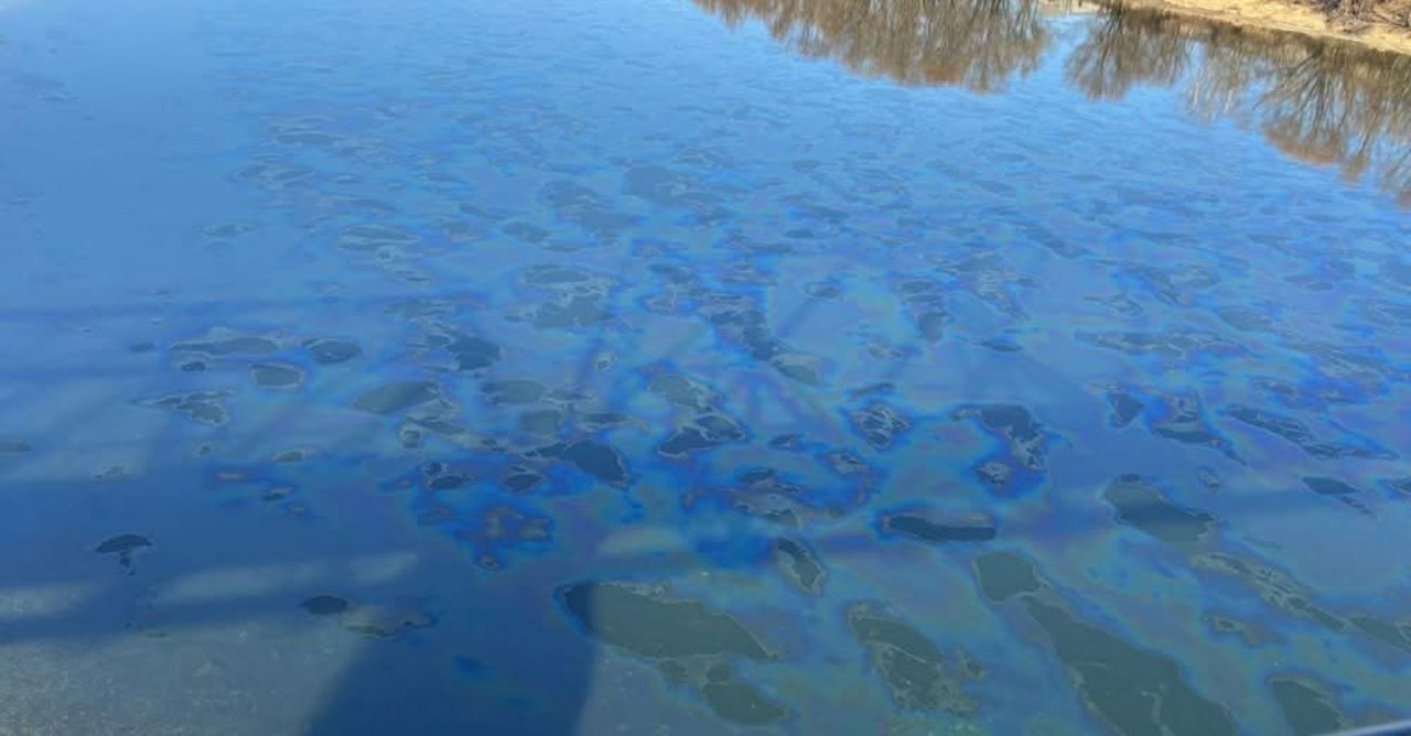 Apare un nou val de pete petroliere lângă podul de la Unguri, Ocnița