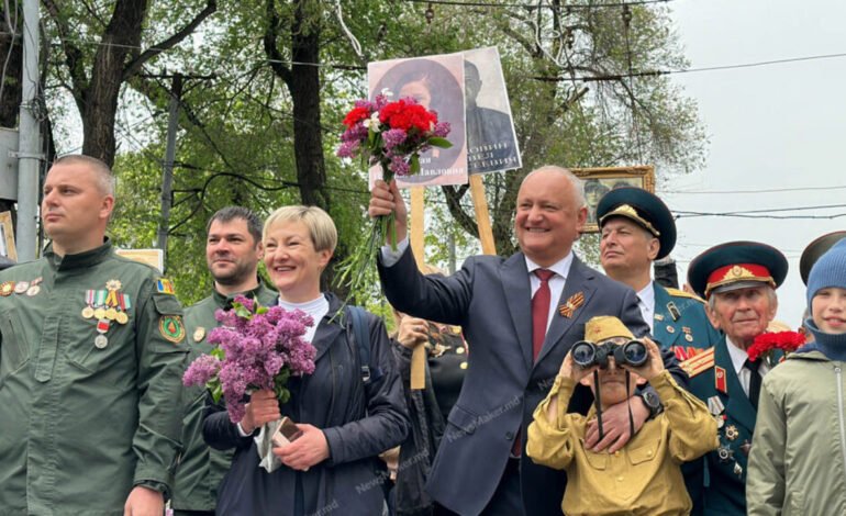 Igor Dodon anunță că va purta din nou panglica Sfântului Gheorghe, deși e interzisă