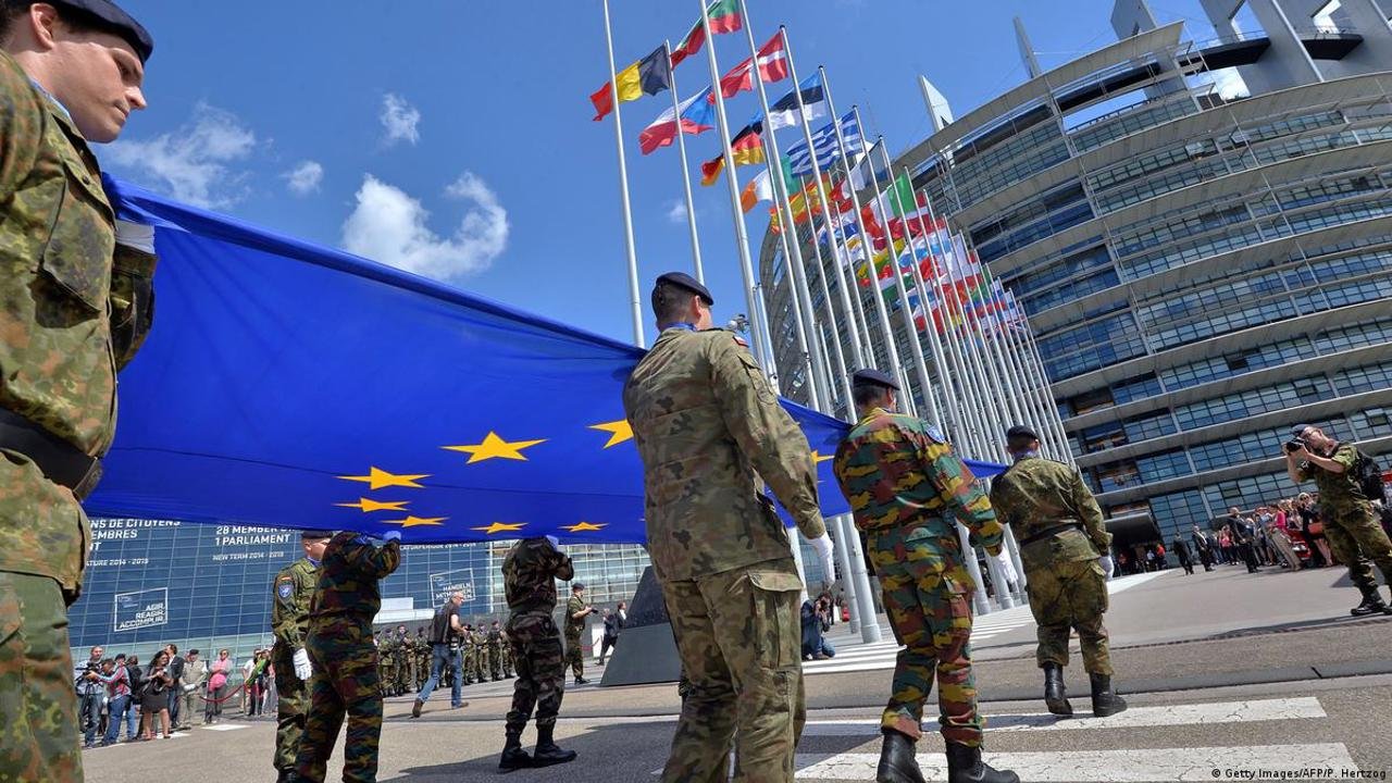 Europarlamentarii cer rapid o uniune europeană de apărare independentă