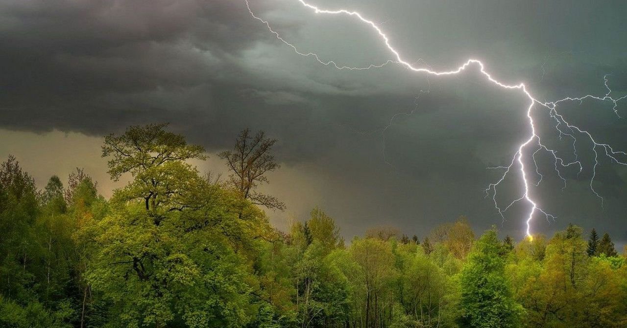 Fenomene meteo violente anunțate în Moldova: ploi și vijelii astăzi