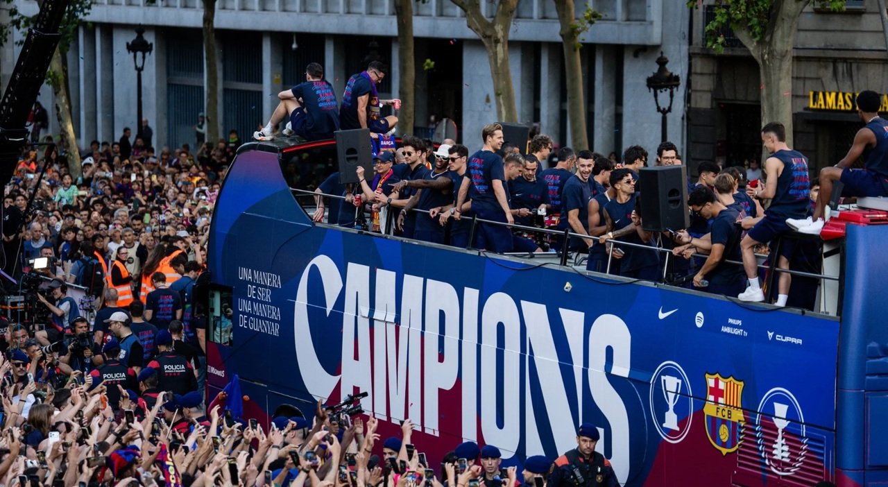 FC Barcelona sărbătorește titlul La Liga cu tururi festive prin oraș
