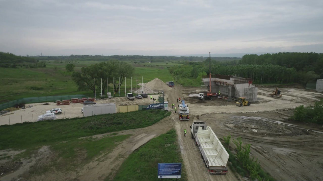 Montajul tablierului podului de la Ungheni avansează, deschiderea în toamnă