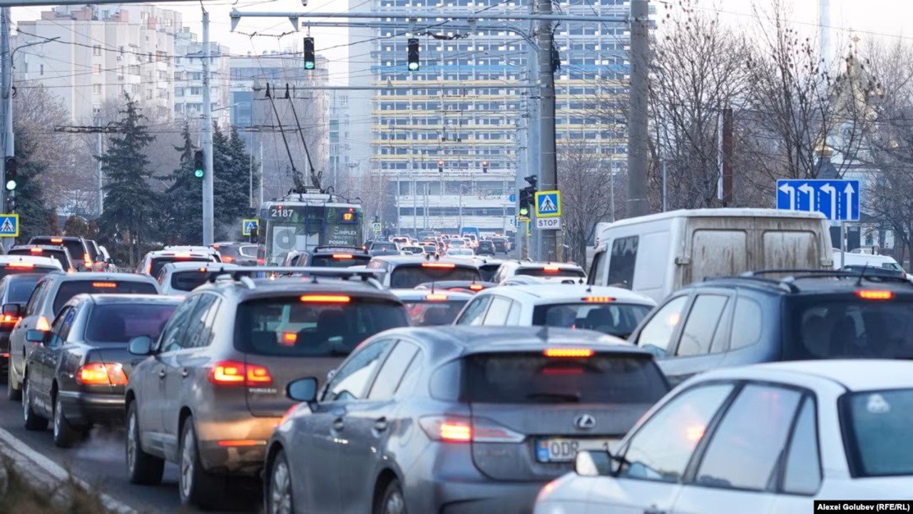 Școlile auto cer restricții pentru orele de vârf, autoritățile stabilesc standarde noi