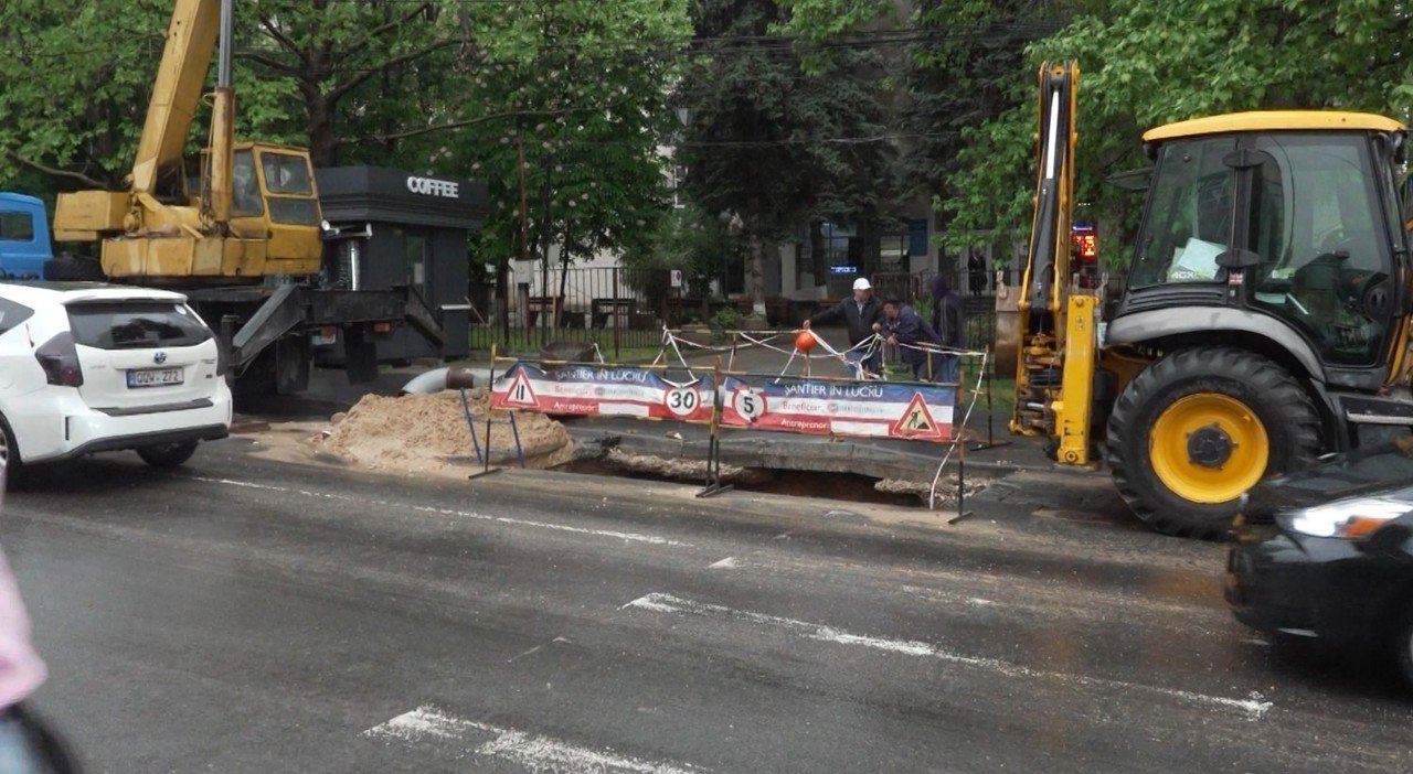 Strada Nicolae Testemițanu din Chișinău, inundată din cauza unei conducte vechi defecte