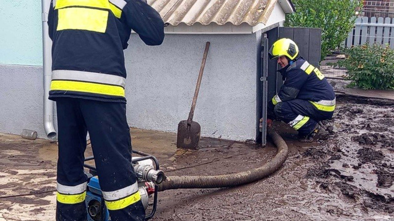 Ploile și vântul puternic afectează mai multe localități, salvatorii intervin rapid