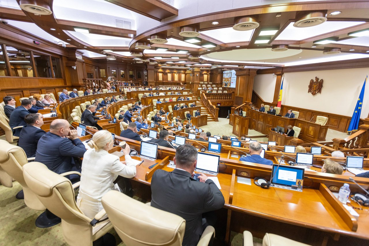 Parlamentul simplifică obținerea actelor de identitate pentru cetățenii moldoveni