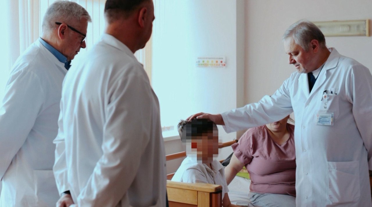 Medici moldoveni și polonezi implantează stimulator cardiac modern copilului