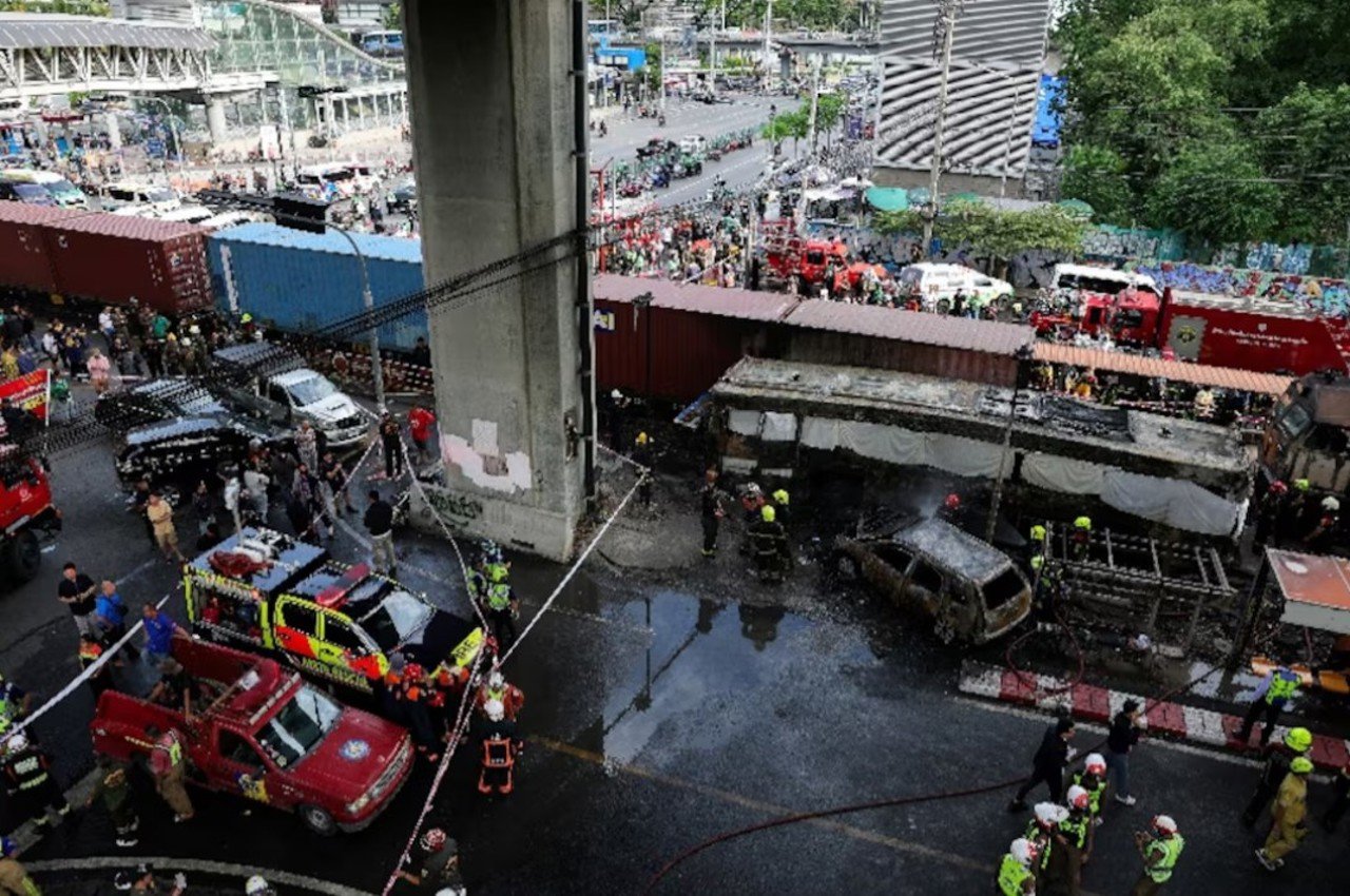 Accident grav în Bangkok: tren lovește autobuz, opt morți și 25 răniți