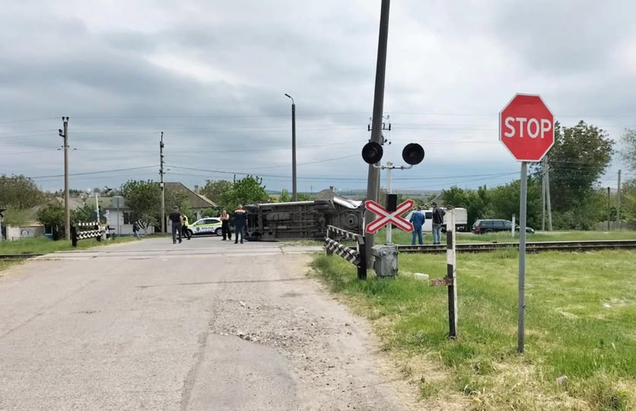 Accident feroviar la Florești: trei răniți după coliziunea unui tren cu un autoturism