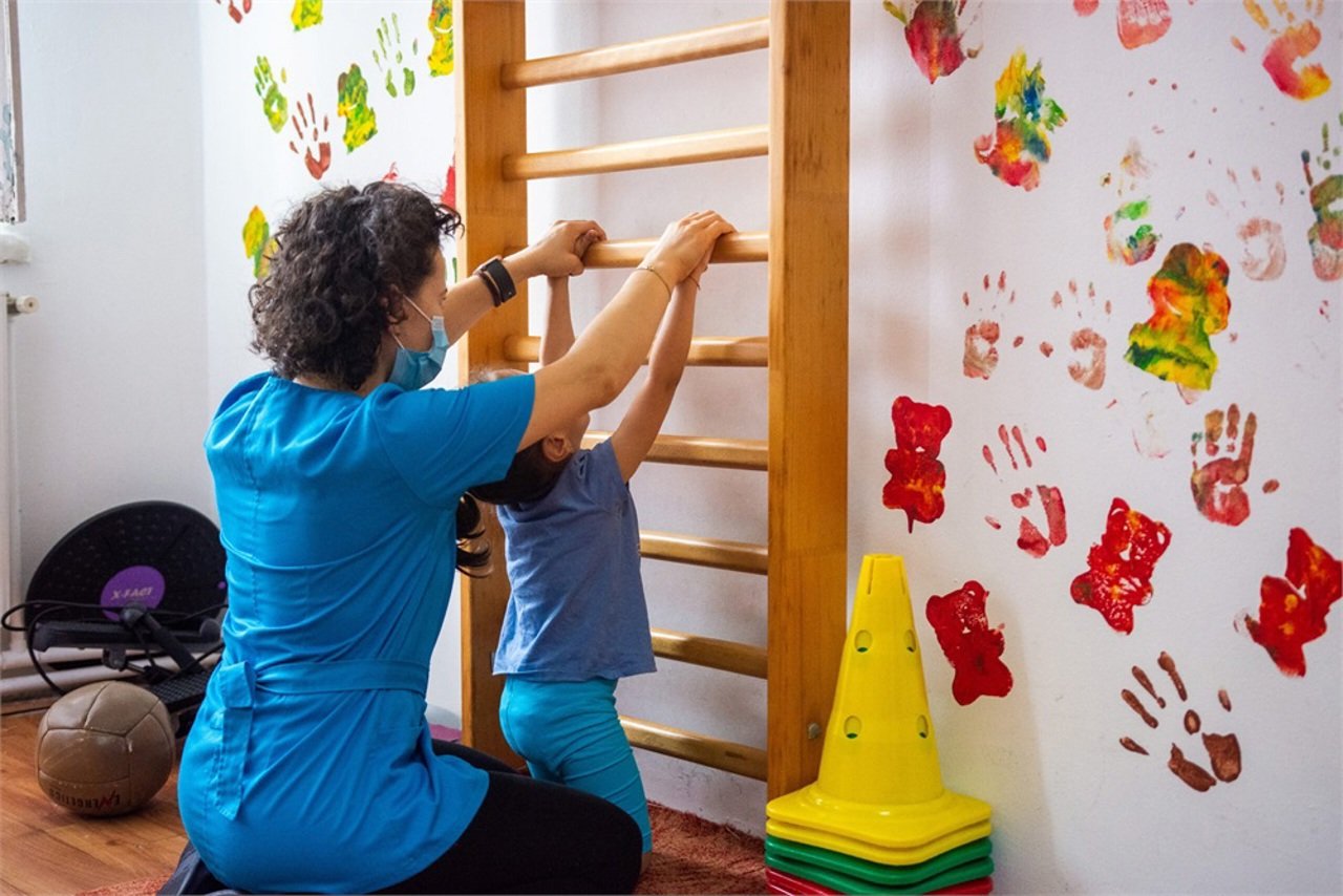 Guvernul acordă familiilor cu copii cu dizabilități o indemnizație unică de 3.000 lei