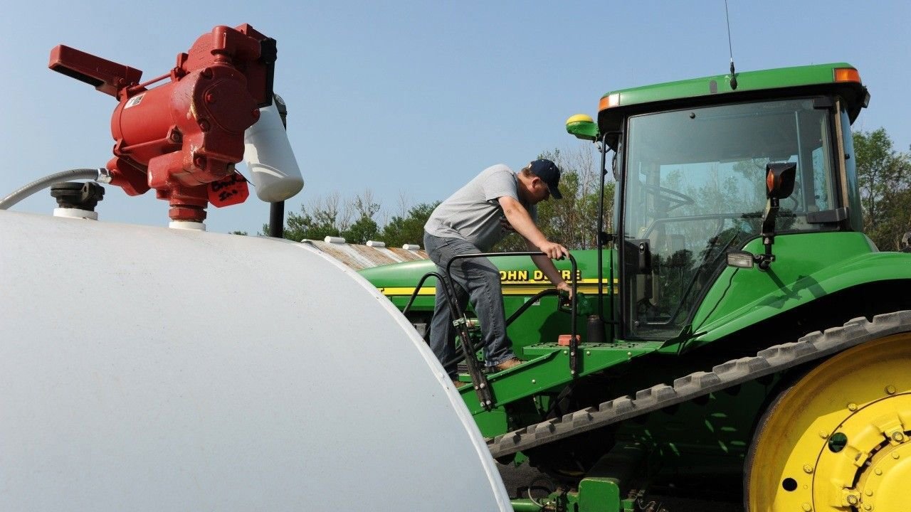 Guvernul planifică restituirea de 90% din accizele la motorina pentru agricultori
