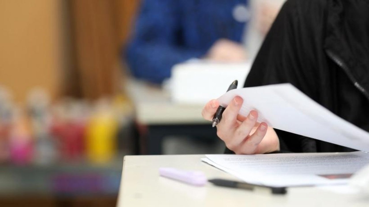 Vârsta medie a funcționarilor publici în Moldova crește, salariile nemulțumesc