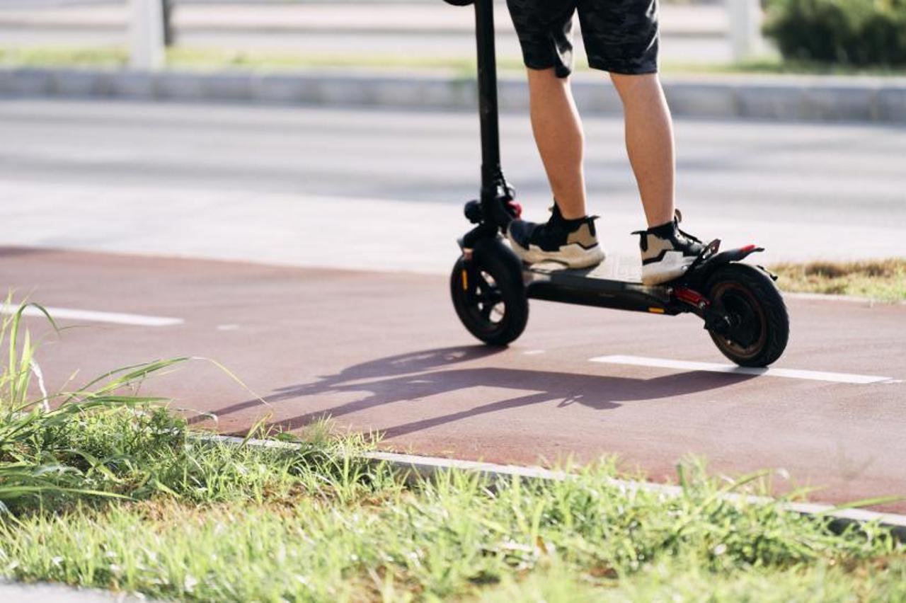 Accident grav în Chișinău: mamă lovită de trotinetă electrică cu minori la bord