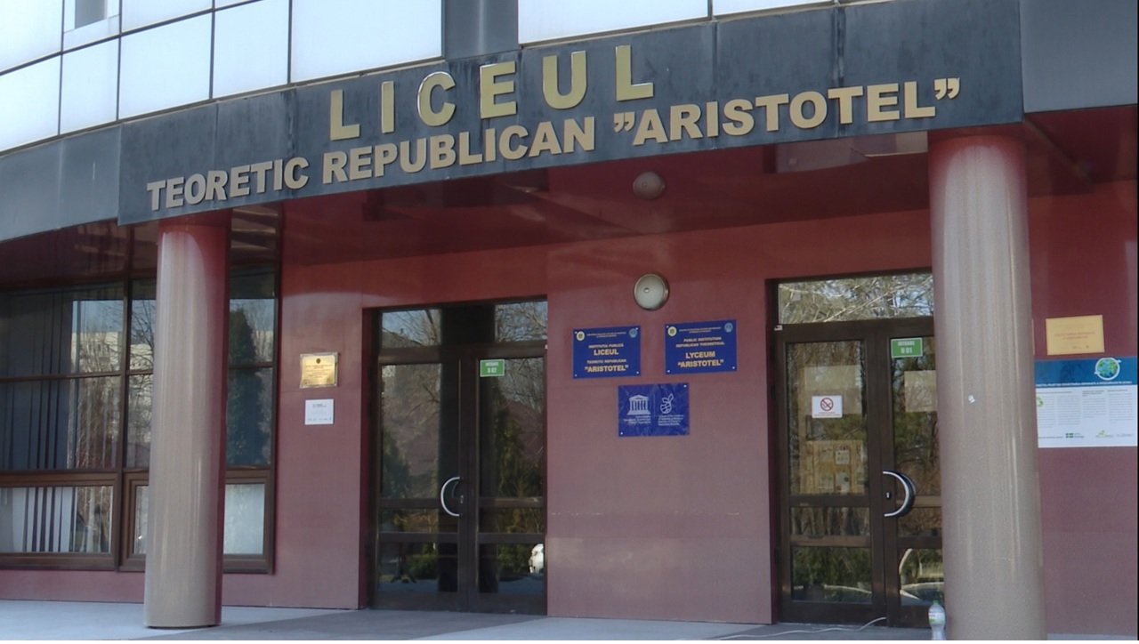 Peste 300 de elevi studiază în clădiri neautorizate la Liceul „Aristotel”