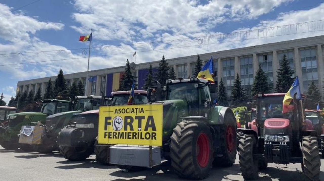 Fermierii protestează împotriva majorării TVA la 20% pentru produsele agricole
