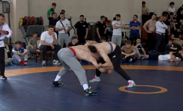 Luptătorii moldoveni câștigă titluri la Campionatul Național de Trântă