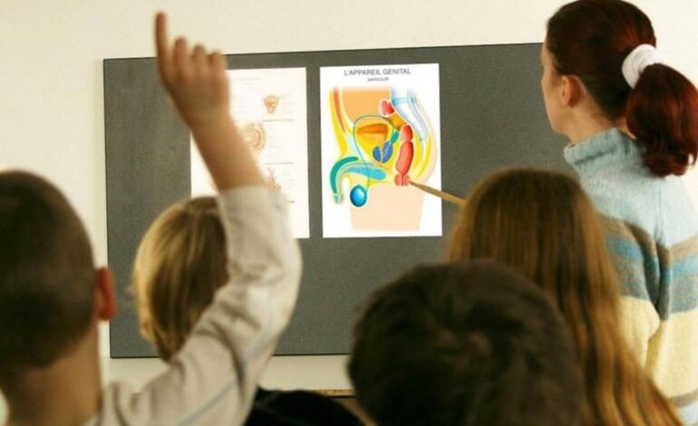 Părinții evită educația sexuală, crescând riscurile pentru adolescenți