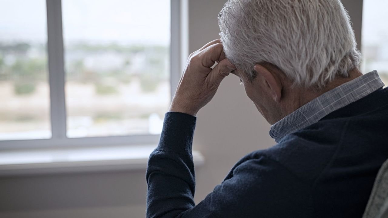 Escrocii păcălesc un pensionar să vândă apartamente și să dea 2,1 milioane lei
