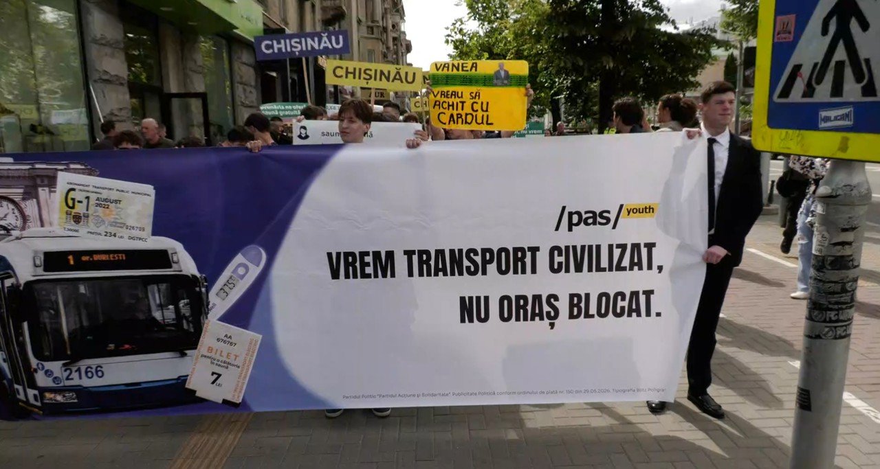 Tinerii PAS cer transport public modern cu aer condiționat și benzi continue