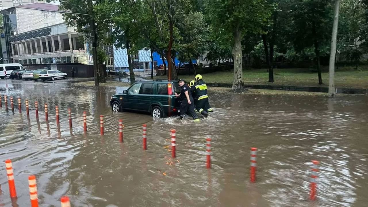 Cod galben de ploi puternice pe 2 iunie, risc de viituri și inundații locale