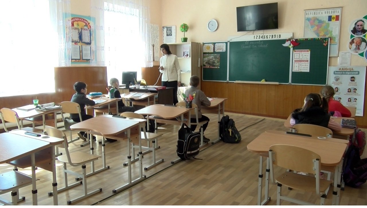 Ministerul Educației introduce clase cu predare simultană pentru elevii din localitățile cu efective mici