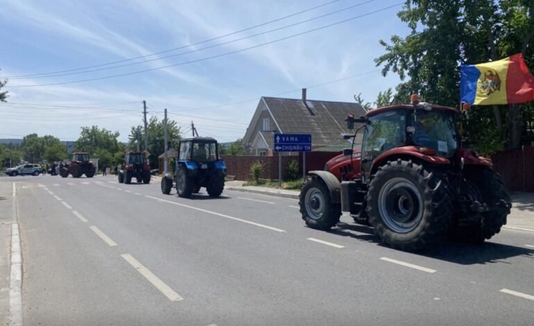 Fermierii din Rezina blochează drumul Orhei-Rezina în proteste agricole