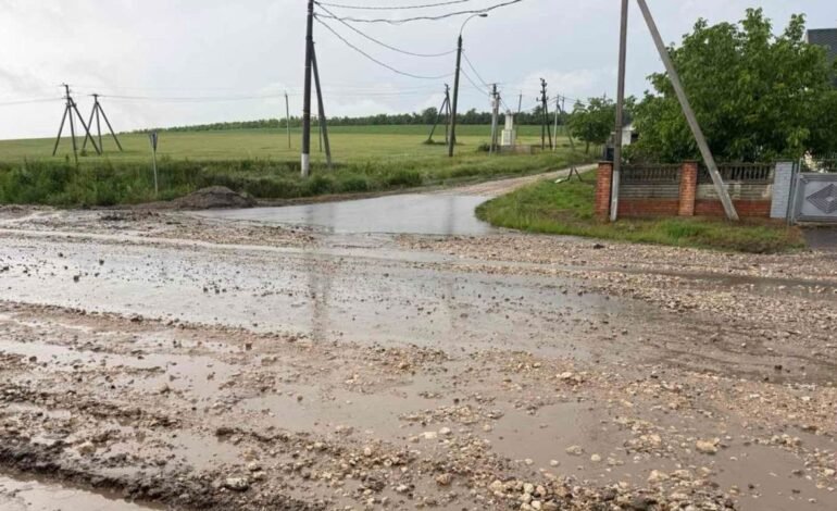 Drumuri blocate după ploile torențiale, echipele intervin urgent