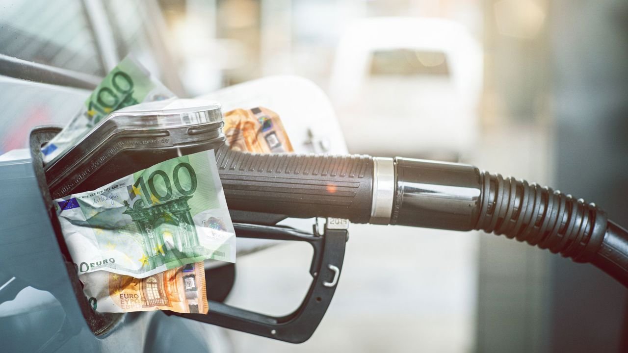 ANRE anunță scăderi la carburanți: benzină 27,44 lei, motorină 24,56 lei
