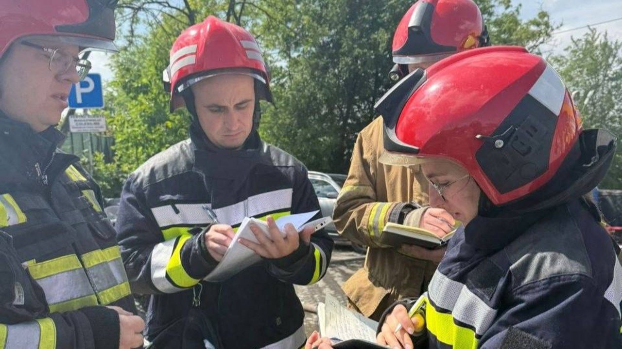 Pompierii lichidează un incendiu major la depozit din Chișinău după 24 ore