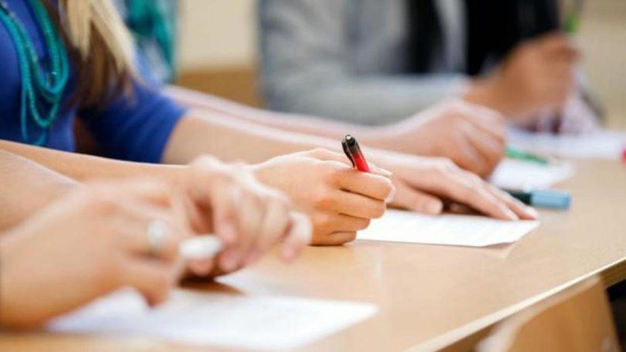 Peste 32.000 de elevi susțin astăzi examenul la Istorie în toată țara